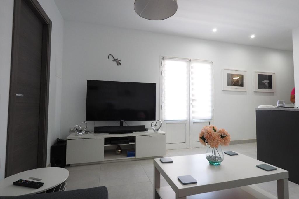 Private Apartment With Mountain And Sea Views, La Asomada, Lanzarote 蒂亚斯 外观 照片